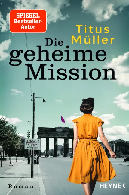 Cover des Buches Die geheime Mission. Eine Frau im orangen Kleid geht aufs Brandenburger Tor zu.